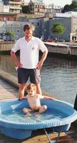 Thomas se baigne dans les eaux de la Bassin Louise